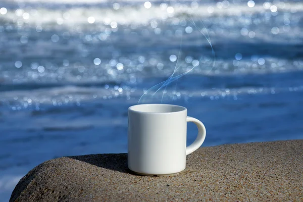 Taza de café blanco en la playa . — Foto de Stock