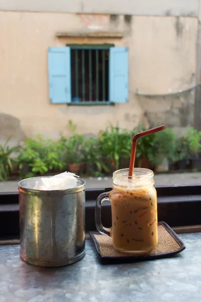 Café helado en la mesa de la lata . —  Fotos de Stock