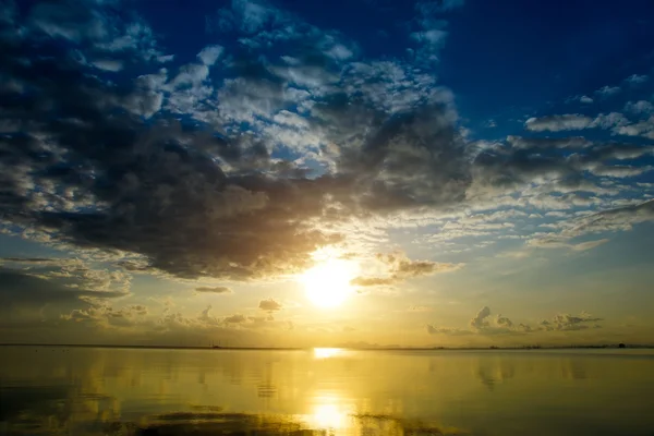 Sonnenuntergang Himmel und Wolken über dem See, Thailand. — Stockfoto