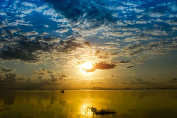 Sonnenuntergang Himmel und Wolken über dem See, Thailand. — Stockfoto
