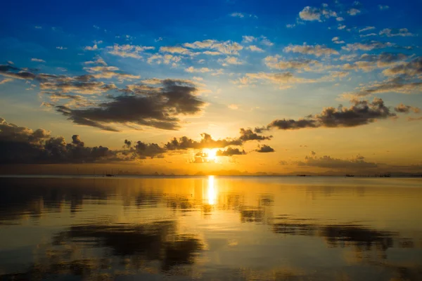 Avondrood en wolken boven het meer, Thailand. — Stockfoto