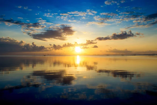 Avondrood en wolken boven het meer, Thailand. — Stockfoto