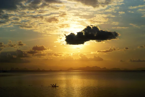 Tramonto cielo e nuvole sul lago, Thailandia . — Foto Stock