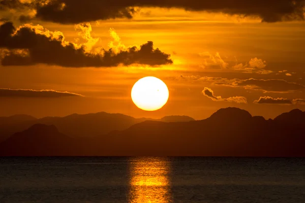 Tramonto cielo e nuvole sul lago, Thailandia . — Foto Stock