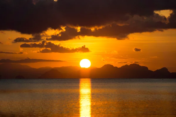 Avondrood en wolken boven het meer, Thailand. — Stockfoto