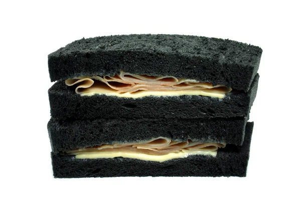 Sandwich de pan negro con jamón y queso . — Foto de Stock