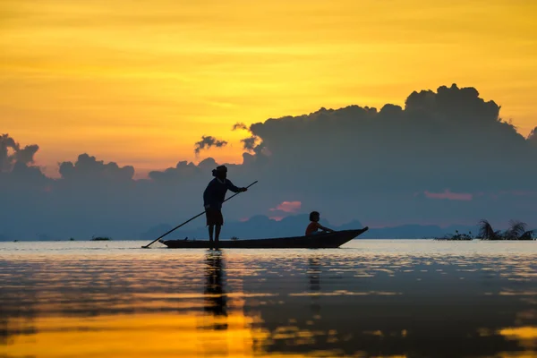 Céu bonito e silhuetas de pescador no lago, Tailândia — Fotografia de Stock