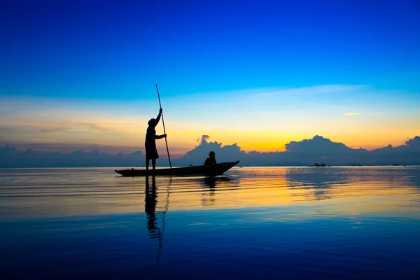 Bellissimo cielo e silhouette di pescatore al lago, Thailandia — Foto Stock