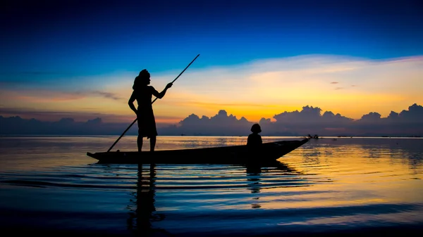 Céu bonito e silhuetas de pescador no lago, Tailândia — Fotografia de Stock