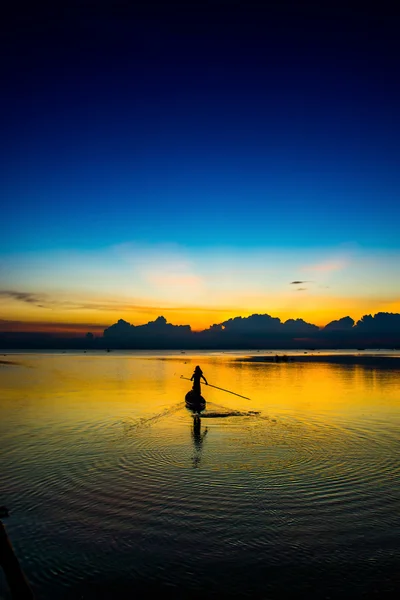 Bellissimo cielo e silhouette di pescatore al lago, Thailandia — Foto Stock