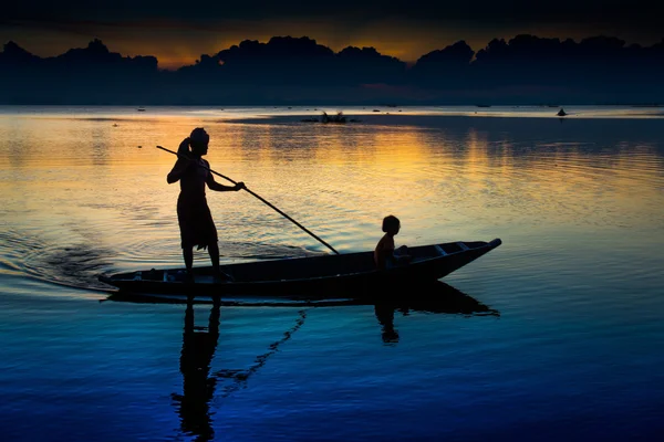 Wunderschöner Himmel und Silhouetten von Fischern am See, Thailand — Stockfoto