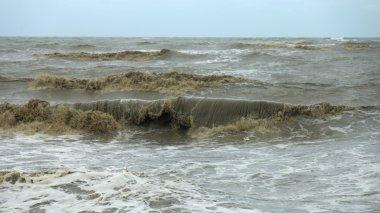 Şiddet muson sezonu siyah dalga.