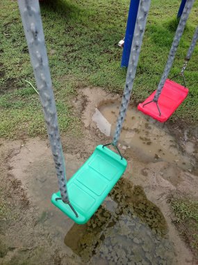 Yazın çocukların oyun bahçesinde boş zincir salıncakları