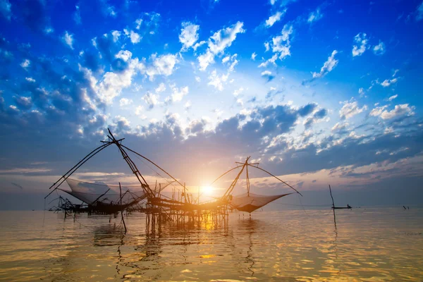 Silueta de bambú en el lago. Sur de Tailandia . — Foto de Stock