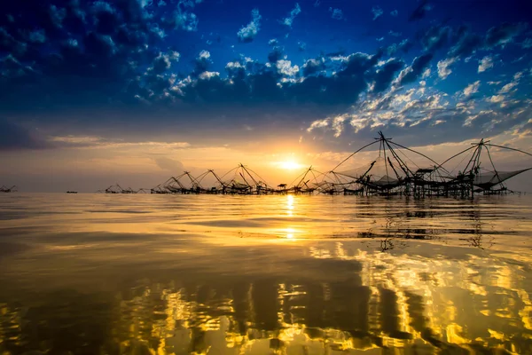 Silueta de bambú en el lago. Sur de Tailandia . — Foto de Stock