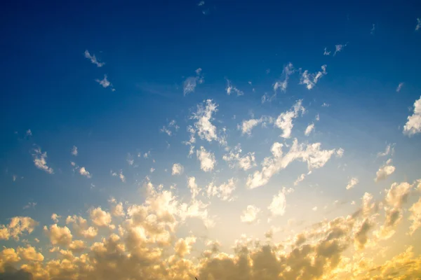 Cielo mattutino con nuvola . — Foto Stock