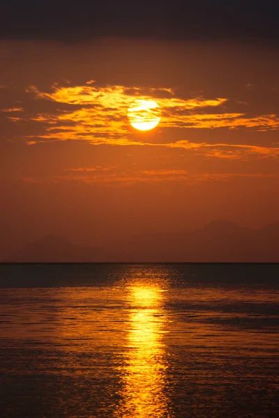Niebo zachód słońca nad jeziorem, Tajlandia. — Zdjęcie stockowe