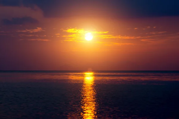 Cielo del atardecer sobre el lago, Tailandia . — Foto de Stock