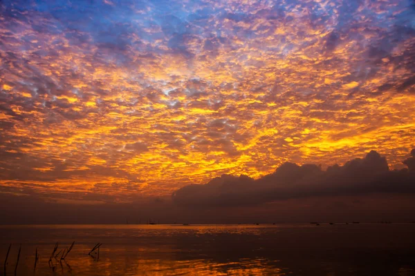 Krásná obloha po západu slunce nad jezerem, Thajsko. — Stock fotografie