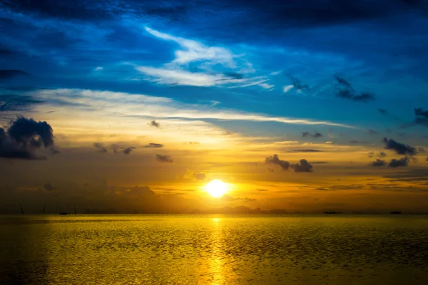 Sonnenuntergang Himmel und Wolken über dem See, Thailand. — Stockfoto