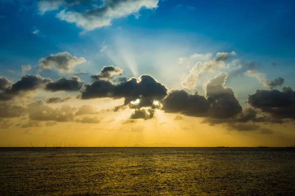 Avondrood en wolken boven het meer, Thailand. — Stockfoto