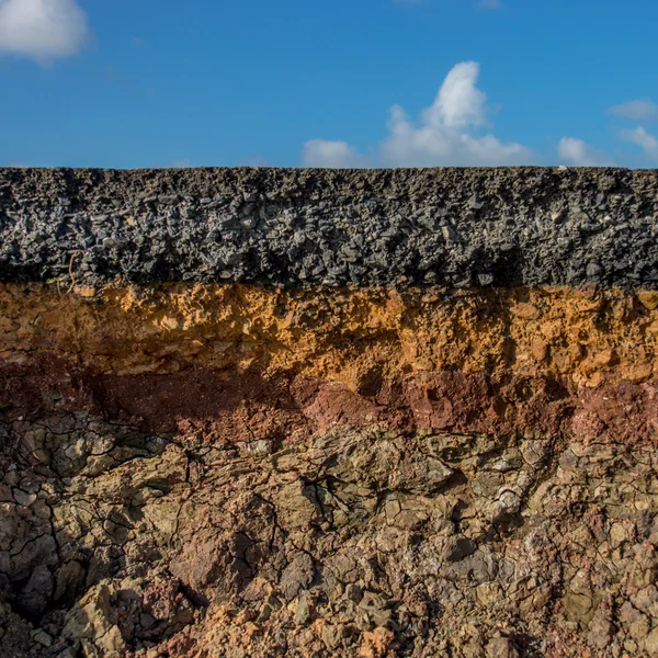Die Erosion der Bordsteine durch Stürme. um die Bodenschichten anzuzeigen und — Stockfoto