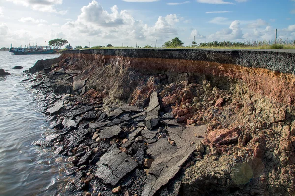 kaldırım erozyonu fırtınalar gelen. toprak katmanları göstermek için ve
