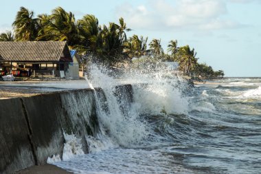 Azgın dalgalar kıyıya ve balıkçılar evlerin.
