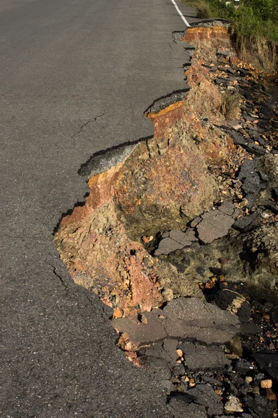 Lado de la carretera de asfalto roto se derrumbó y cayó —  Fotos de Stock