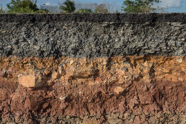 Die Erosion der Bordsteine durch Stürme. um die Bodenschichten anzuzeigen und lizenzfreie Stockbilder