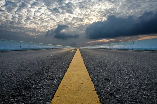 Empty road and the yellow traffic lines. — Stock Photo, Image