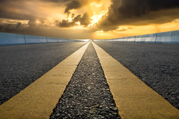 Empty road and the yellow traffic lines. — Stock Photo, Image