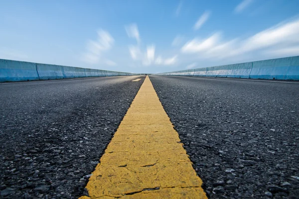 Lege weg en de gele verkeer lijnen. — Stockfoto