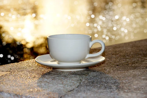 Silhouettes of morning coffee on the lake. — Stock Photo, Image