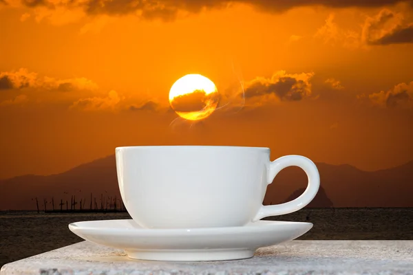 Kaffee und Sonnenaufgang — Stockfoto