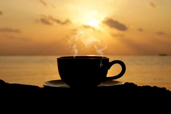 Silhouetten van's ochtends koffie op het meer. — Stockfoto