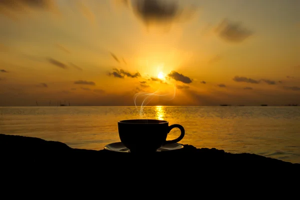 Siluetas de café de la mañana en el lago . — Foto de Stock