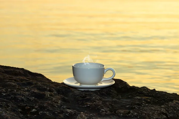 Silhouetten van's ochtends koffie op het meer. — Stockfoto