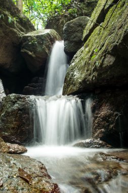 Tayland küçük şelale