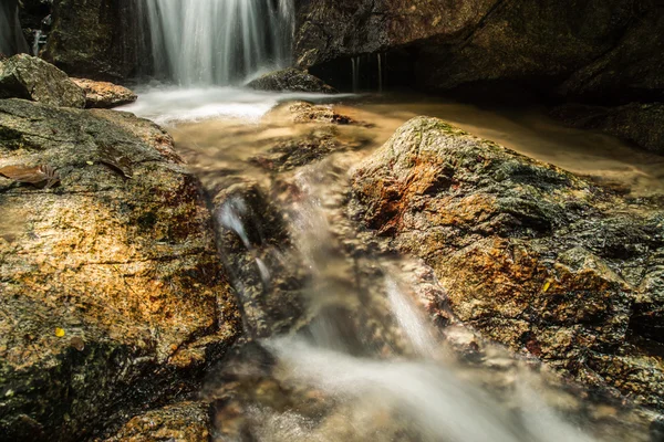 Kleiner Wasserfall in Thailand — Stockfoto