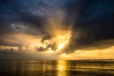 Gün batımı göl üzerinde demeti
