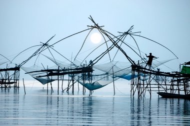 Bambu makine göl silüeti. Güney Tayland.