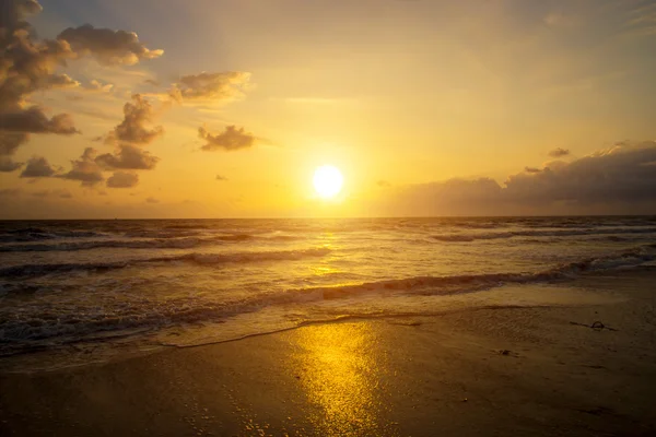 Sunset and beach — Stock Photo, Image