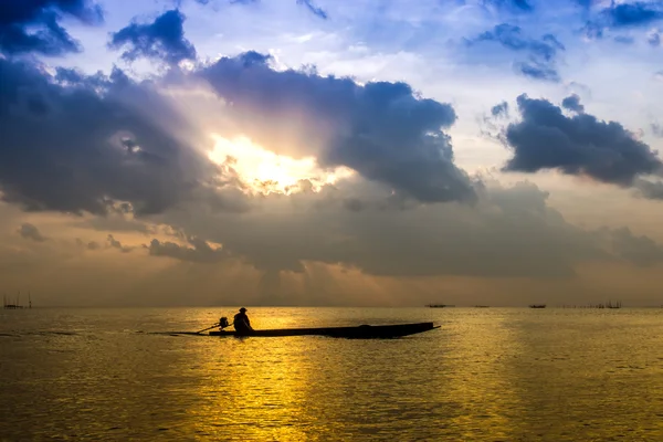 Solnedgang himmel over innsjø, Thailand . – stockfoto