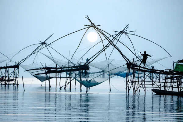 Силуэт бамбуковой техники в озере. Юг Таиланда . — стоковое фото