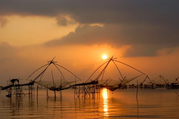 Silhouette of bamboo machinery in the lake. South of Thailand. — Stock Photo, Image