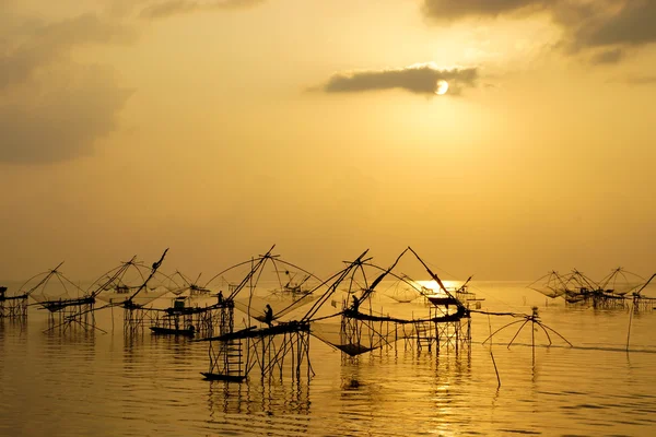 Silhueta de máquinas de bambu no lago. Sul da Tailândia . — Fotografia de Stock