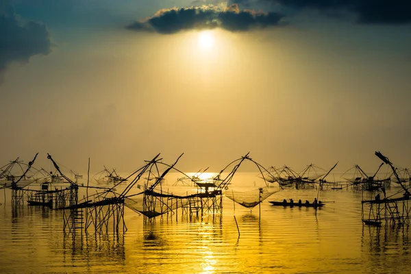 Siluett av bambu maskiner i sjön. södra thailand. — Stockfoto