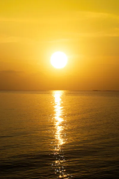 Zonsondergang boven het meer, Thailand. — Stockfoto