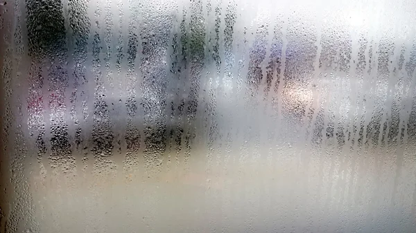 Verschwommenes Bild von Wassertropfen auf dem Glas. — Stockfoto